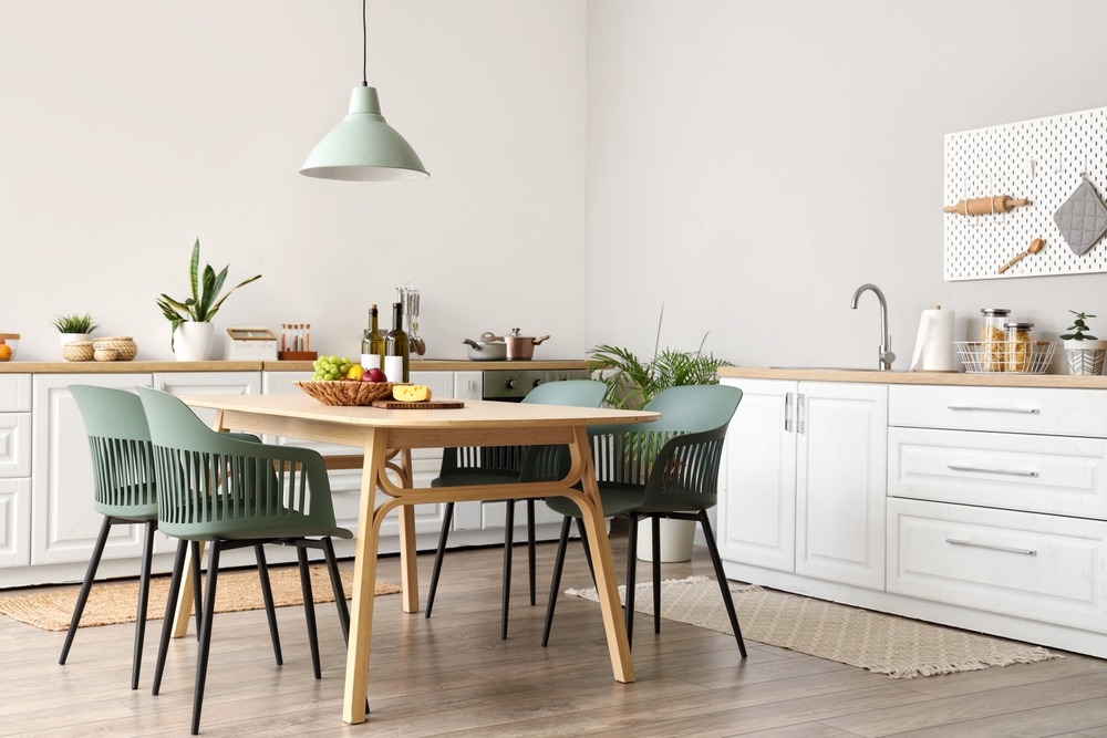Cuisine complète pour un quotidien facilité et salle à manger pour la location au mois